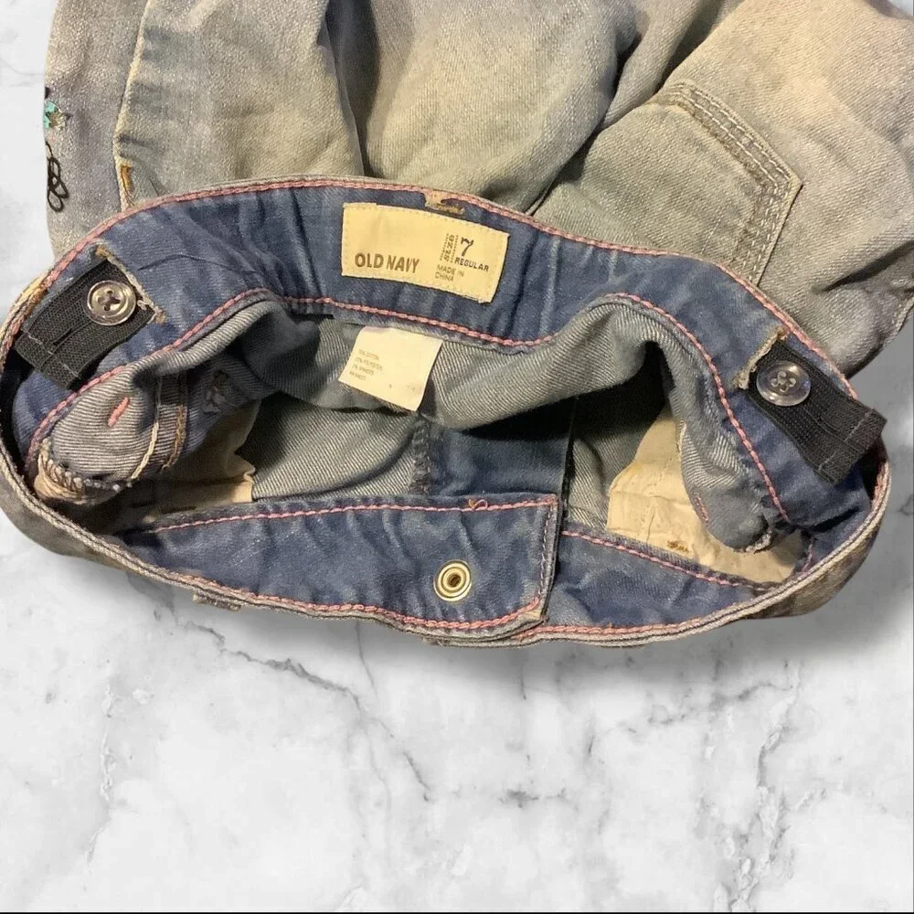 Old Navy Girls Size‎ 7 Regular Blue Denim Shorts Featuring Colorful Peace & Love